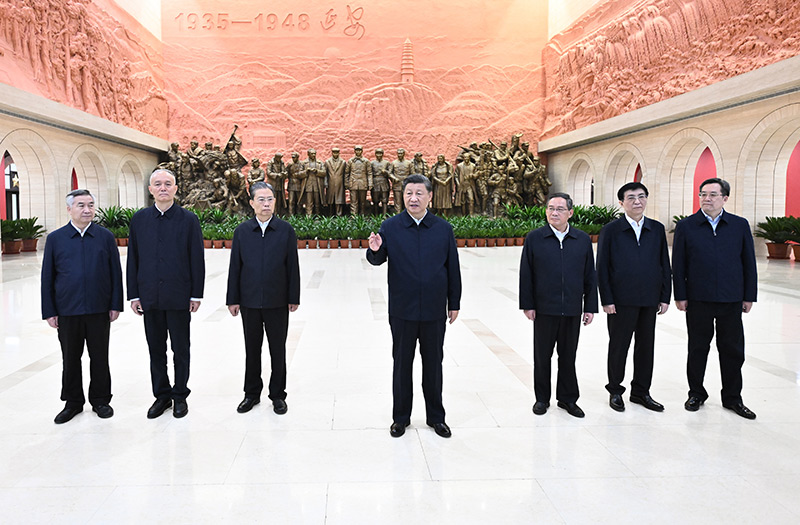 10月27日,中共中央总书记、国家主席、中央军委主席习近平带领中共中央政治局常委李强、赵乐际、王沪宁、蔡奇、丁薛祥、李希,瞻仰延安革命纪念地。这是习近平在延安革命纪念馆参观《伟大历程——中共中央在延安十三年历史陈列》结束时发表重要讲话。